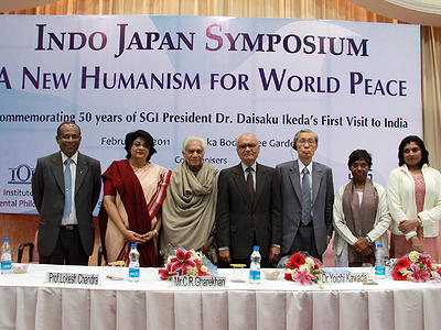 The second from the left, Dr. Gopa Sabharwal, vice Chancellor, Nalanda University, to right, Prof. Lokesh Chandra, director of International Academy of Indian Culture, Chinmaya R. Gharekhan, president of the Indira Gandhi National Centre for the Arts, Dr. Yoichi Kawada, director of IOP, and Dr. Manimala, director of Gandhi Smriti and Darsjam Samiti.